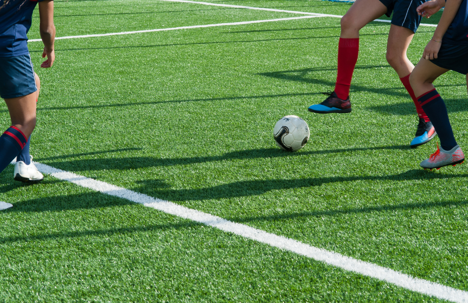 football サッカー 人工芝の上でサッカーをしている画像
