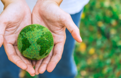 earth 地球　地球の模型を両手で持っている